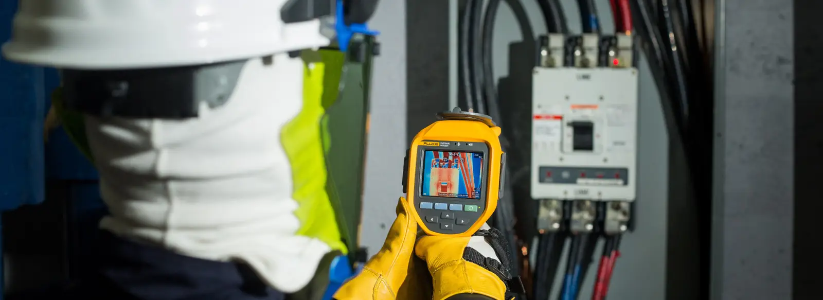 Inspección termográfica de un tablero eléctrico con cámara infrarroja