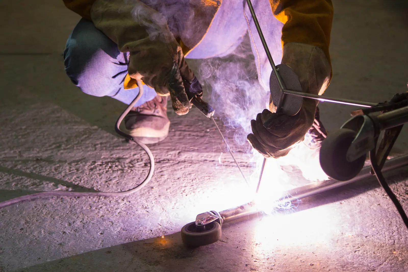 Trabajo de soldadura estructural durante la ejecución de un proyecto