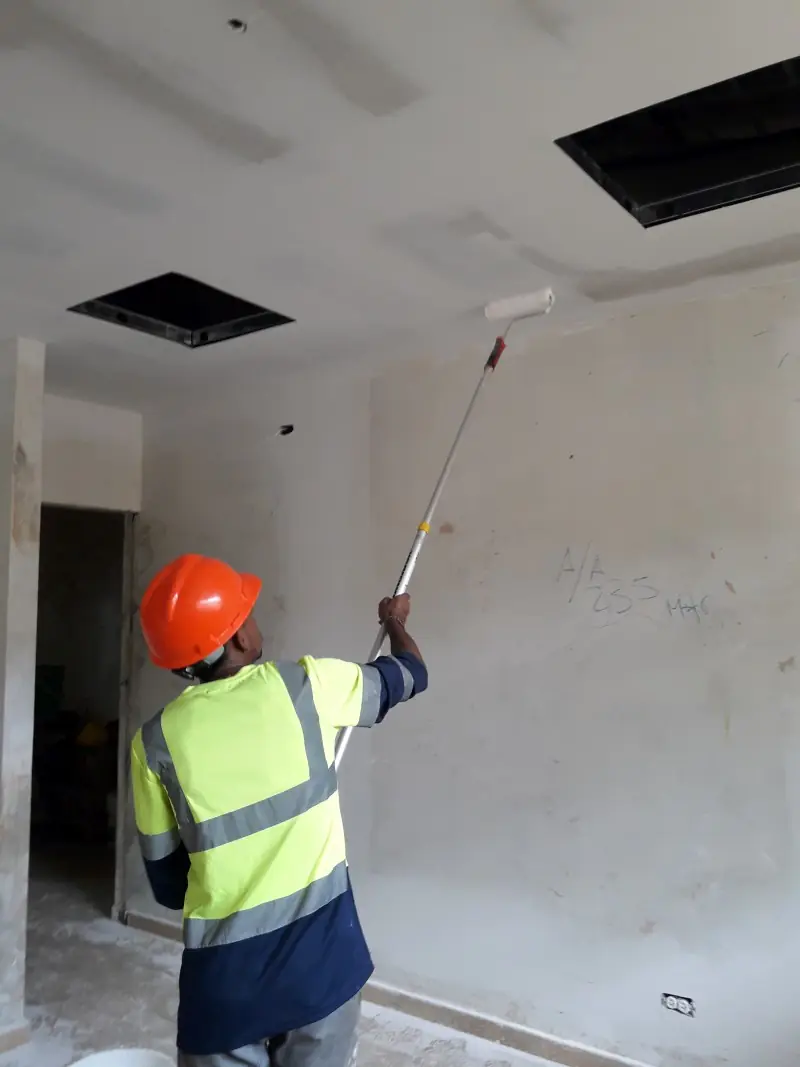 Trabajos de acabado y pintura en cielo raso
