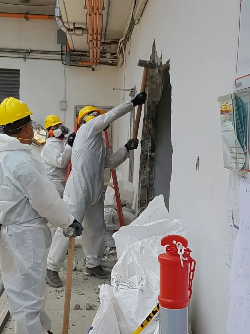 Adecuación de interiores con personal en equipo de protección