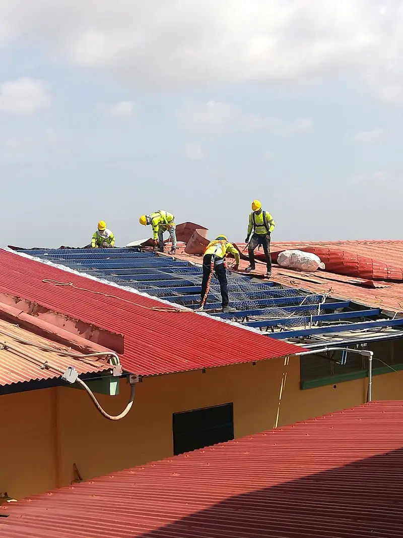 Trabajos de mantenimiento sobre la cubierta de un edificio