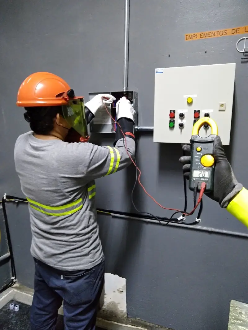 Mantenimiento de un tablero eléctrico en una planta industrial