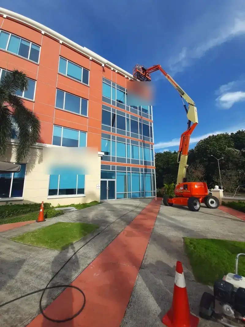 Mantenimiento de fachada con plataforma elevadora en un edificio de oficinas