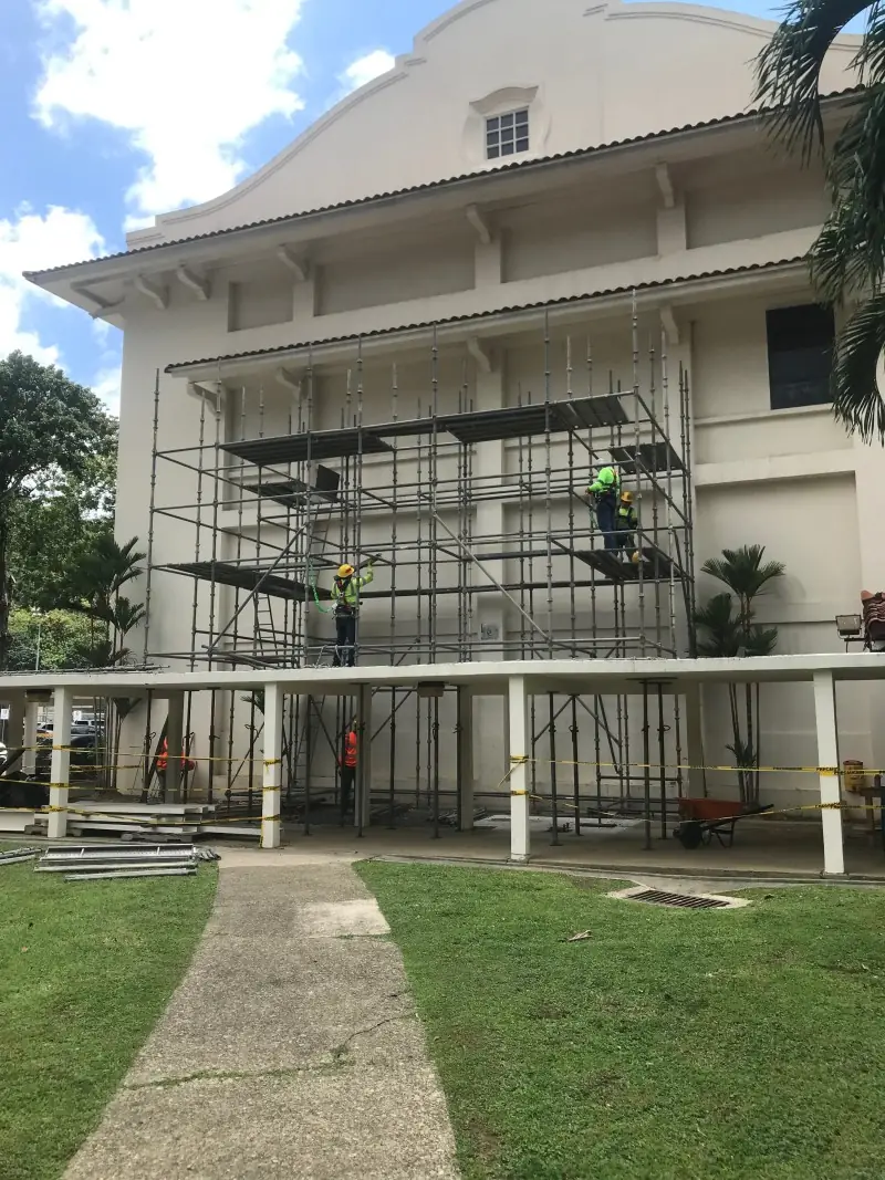 Fachada de un edificio institucional con envolvente de vidrio y aluminio