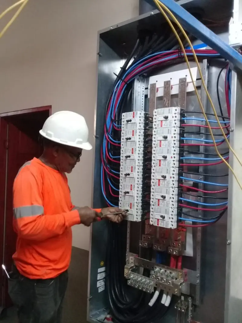 Técnico realizando el cableado y montaje de un tablero eléctrico