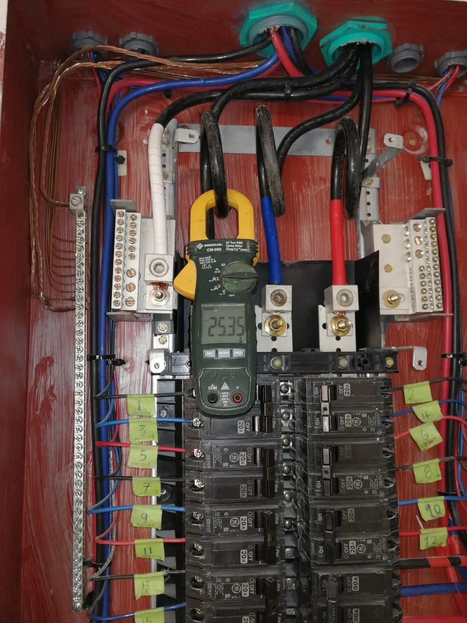 Revisión detallada de las protecciones de un tablero durante un diagnóstico técnico